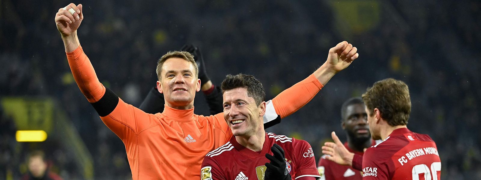 Manuel Neuer und Robert Lewandowski (r.) feiern den Auswärtssieg.