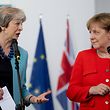ARCHIV - 05.07.2018, Berlin: Bundeskanzlerin Angela Merkel (CDU, r) und die britische Premierministerin Theresa May sprechen bei einem Statement im Bundeskanzleramt zu den Medienvertretern. (zu dpa-Meldung: «Brexit-Abstimmung verschoben: May reist nach Den Haag und Berlin» vom 10.12.2018) Foto: Kay Nietfeld/dpa +++ dpa-Bildfunk +++