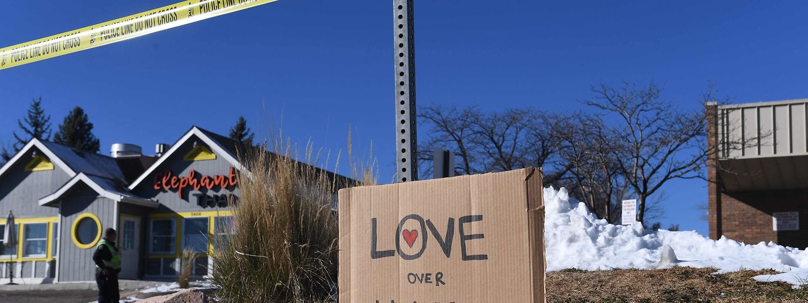 Des bouquets de fleurs et une pancarte "Love Over Hate" sont déposés près du Club Q, une boîte de nuit LGBTQ à Colorado Springs.