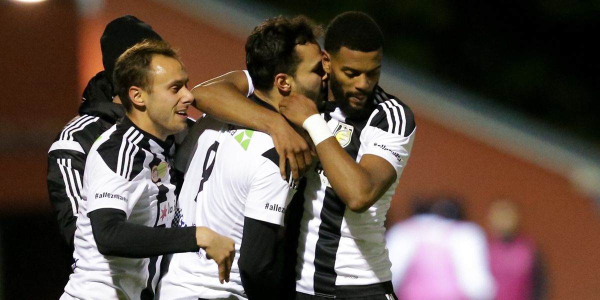 Toni Luisi murmure à l'oreille de Ricky Delgado. Les deux buteurs de la soirée ont rendu une copie presque parfaite.