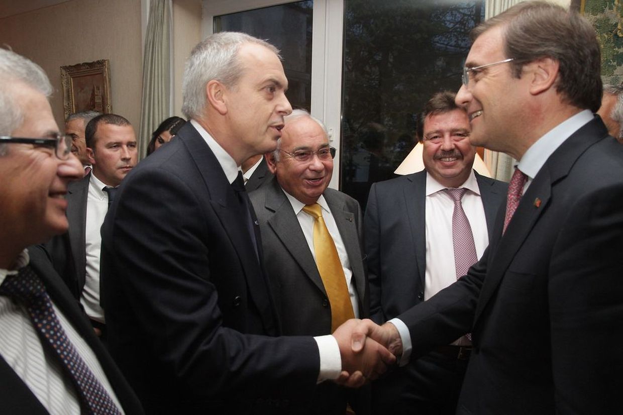 Na Embaixada, o primeiro-ministro esteve com líderes da comunidade portuguesa, como o presidente da Confederação da Comunidade Portuguesa no Luxemburgo (CCPL), Coimbra de Matos, recentemente condecorado pelo Presidente da República