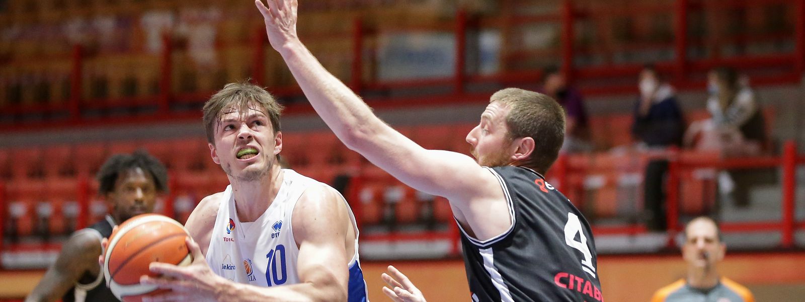 Yann Wolff (Etzella) wird von Tom Schumacher (T71, r.) gestört.