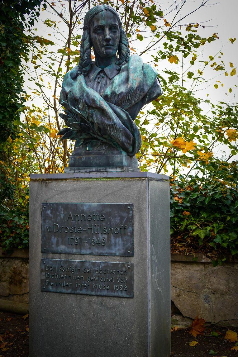 Eine Büste erinnert an die Schriftstellerin Annette von Droste-Hülshoff, die ab 1841 vorwiegend in Meersburg wohnte.