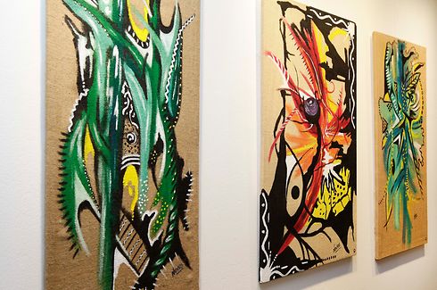 Quadros de Nelson Neves, da coleção "Evolução".