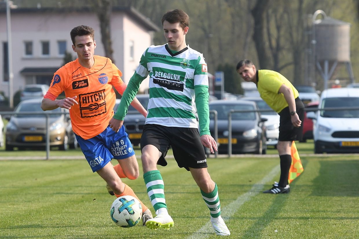 Geoffrey Pouille (Steinfort) garde le ballon dans les limites du jeu. 