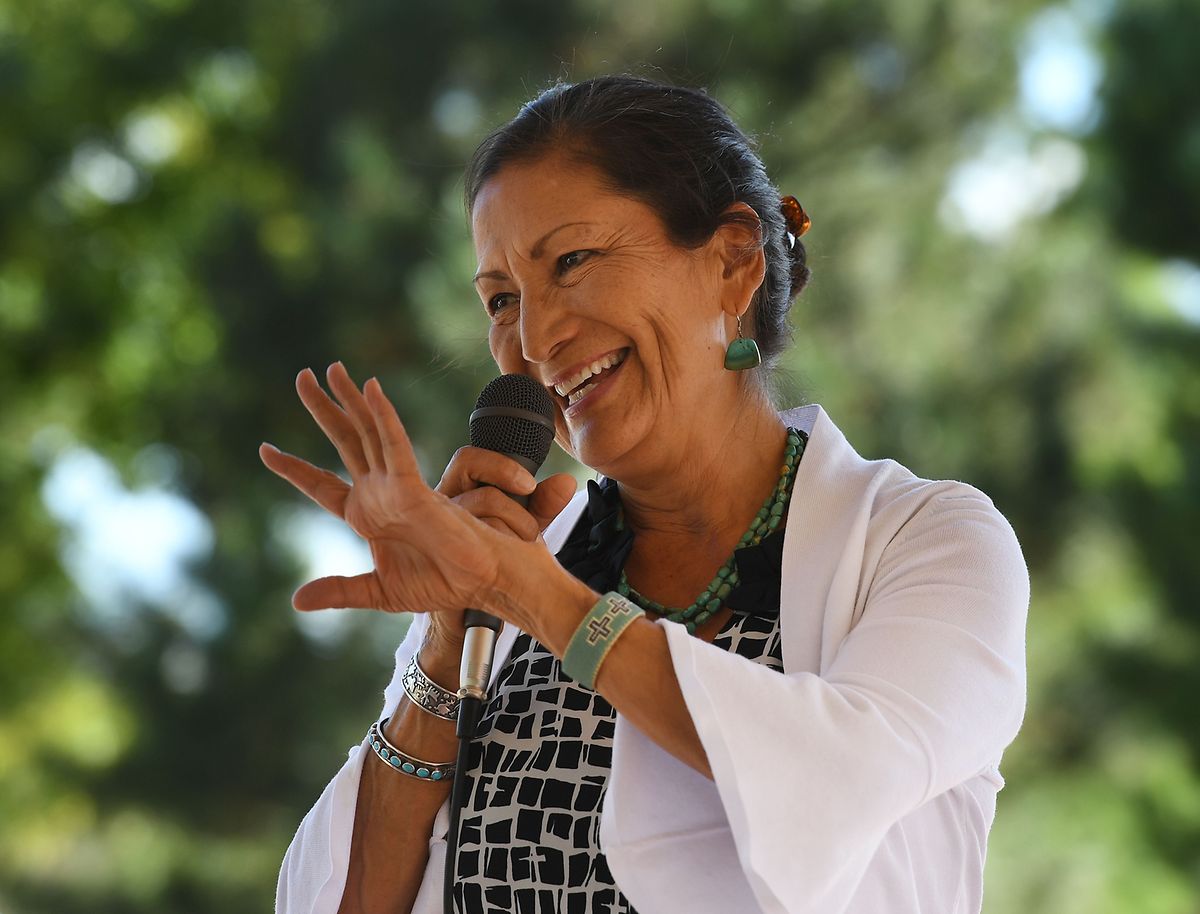 Deb Haaland stammt aus New Mexico und gehört dem Volk der Laguna Pueblo an. 