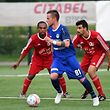 Paul Bossi, CS Sanem, en bleu. Claudio Gomes Pereira et Carlos Carvalho Rodrigues, Jeunesse Gilsdorf / Foto: Stéphane GUILLAUME