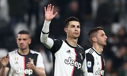 TOPSHOT - Juventus' Portuguese forward Cristiano Ronaldo (C) acknowledges the public at the end of the Italian Serie A football match Juventus vs Udinese on December 15, 2019 at the Juventus Allianz stadium in Turin. (Photo by Isabella BONOTTO / AFP)