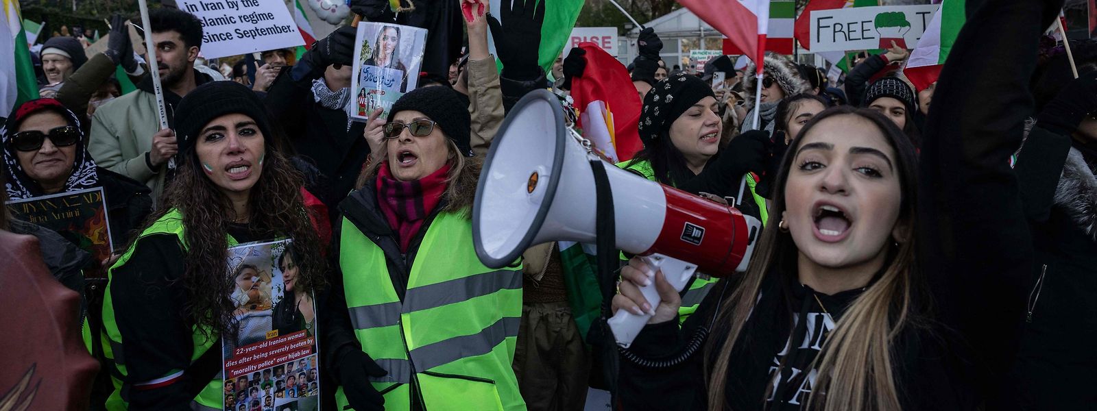 Der Tod der iranischen Kurdin Mahsa Amini löste die Protestwelle aus – mittlerweile gehen die Menschen weltweit auf die Straßen, um gegen das Regime zu protestieren.