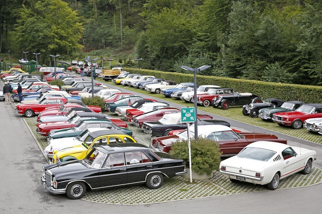 Fachsimpeln über die Autokostbarkeiten: Die Oldtimer-Tour zeigt nicht nur Raritäten, sondern ist auch der Anlaufpunkt für die Experten. 