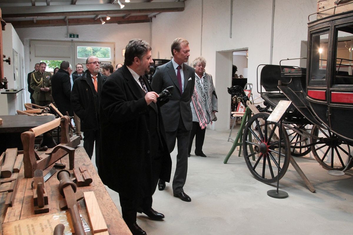 Großherzog Henri besucht das Kutschenmuseum in Peppingen.