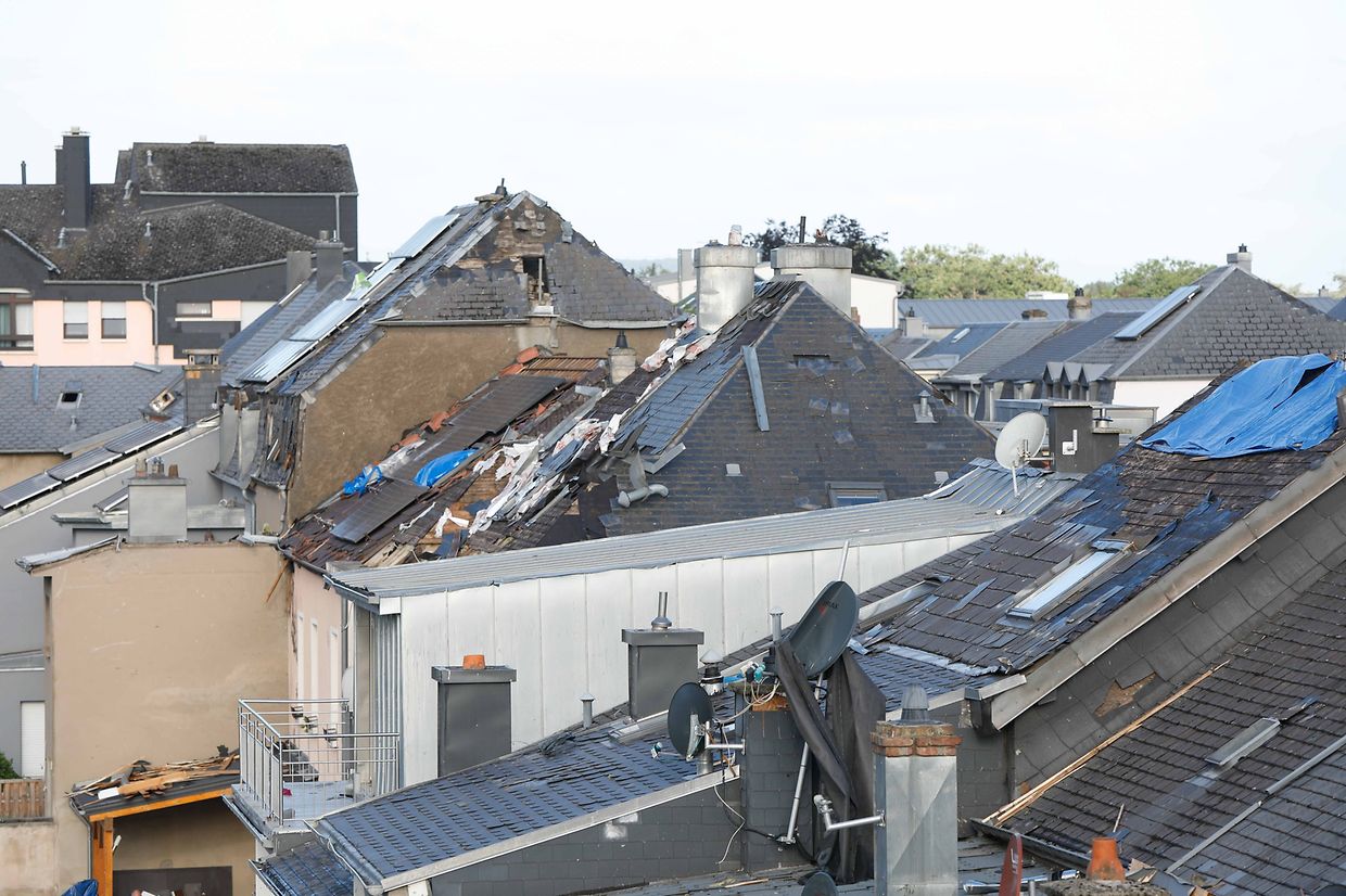 Lokales, online, Pétange, Tornado, Sturm, der Tag danach, Aufräumarbeiten, Blick auf die Dächer Häuser route de Luxembourg Foto: Anouk Antony/Luxemburger Wort