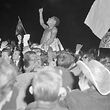 Eusébio celebra a vitória do Benfica na Liga dos Campeões, em 1962, onde os encarnados bateram os merengues por 5-3. 