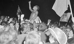Eusébio celebra a vitória do Benfica na Liga dos Campeões, em 1962, onde os encarnados bateram os merengues por 5-3. 