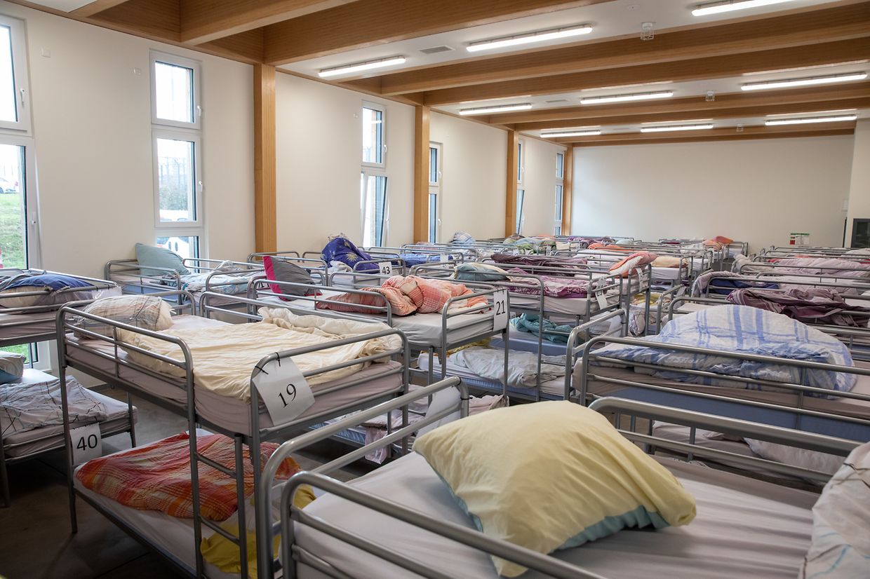 Les dortoirs sont également régulièrement désinfectés. Les lits n'étaient pas tous occupés, une distance sociale peut être respectée par tous. 