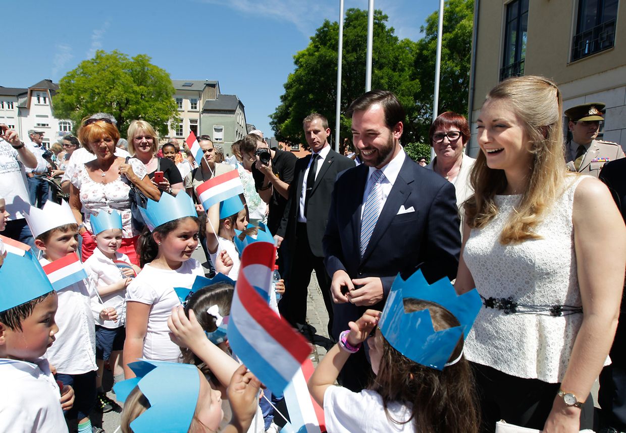 Mit Erbgroßherzog Guillaume ging es sie auf Tuchfühlung zum Volk, beispielsweise in Grevenmacher, ....