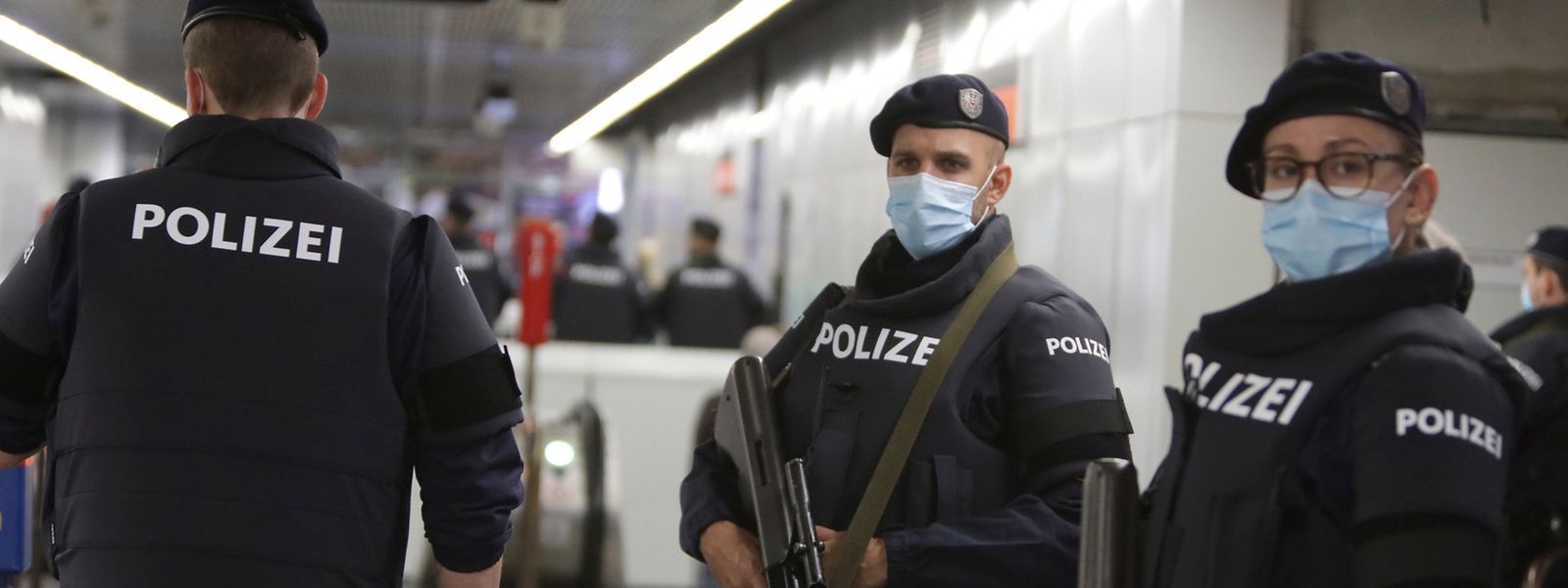 Eine Stadt in Habachtstellung: In den Wiener U-Bahn-Stationen patrouillieren am Dienstag zahlreiche Polizisten.