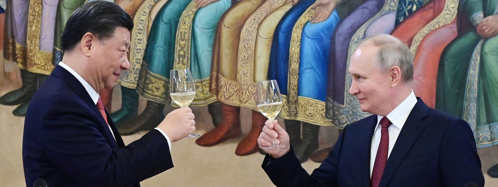 Der russische Präsident Wladimir Putin und der chinesische Präsident Xi Jinping stoßen bei einem Empfang nach ihren Gesprächen im Kreml an.