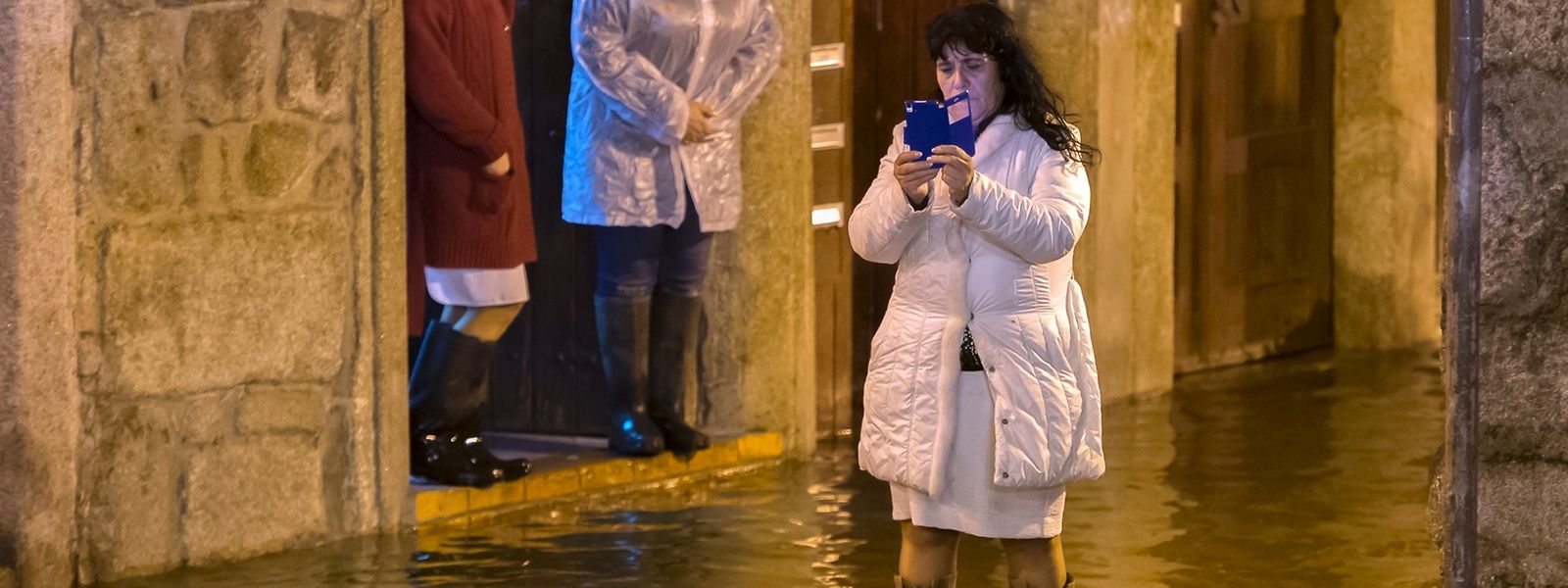 Residentes da zona de Miragaia controlam a subida das águas cerca das 4h desta noite quando o rio Douro ultrapassou as margens