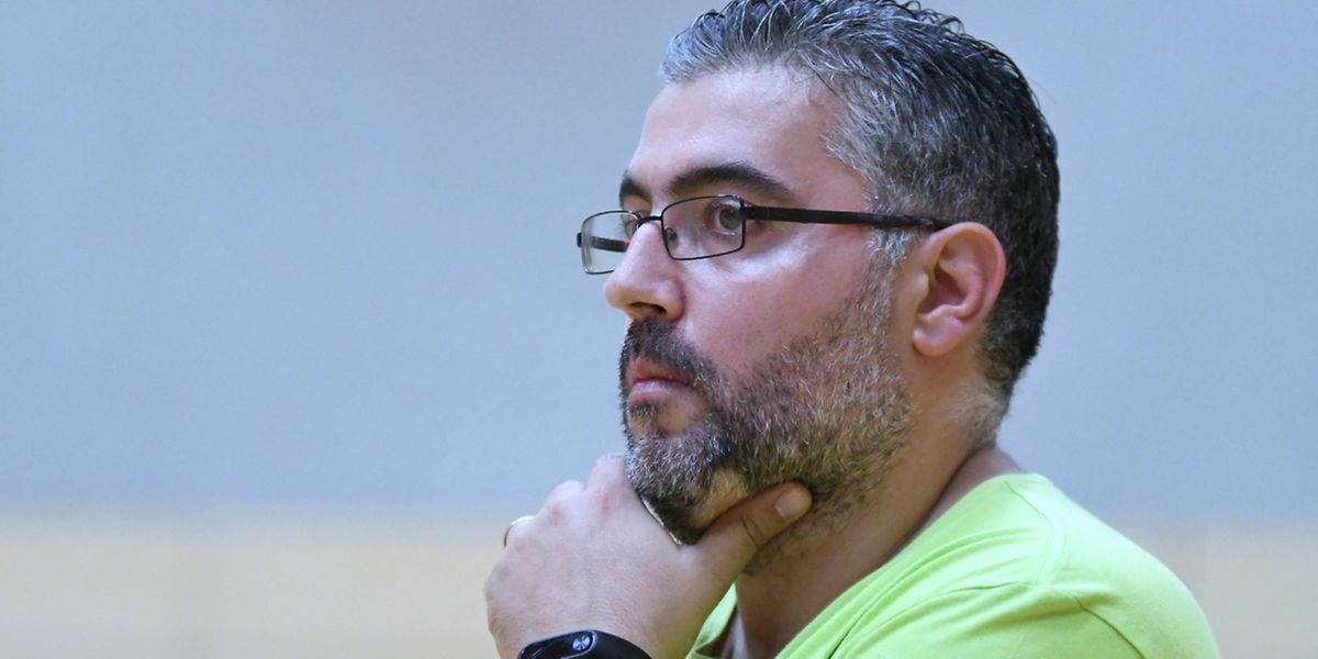 Pedro Marques, l'entraîneur-adjoint du FC Bettendorf attend une réaction de ses joueurs.