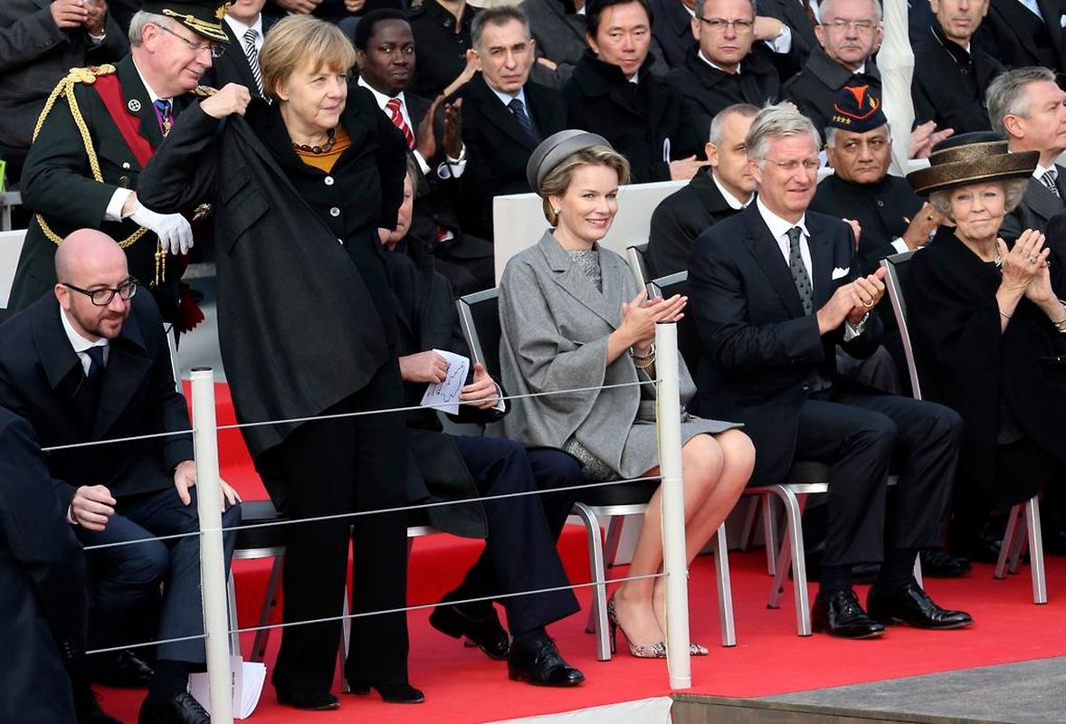 Die deutsche Bundeskanzlerin Angela Merkel, Königin Mathilde und König Philippe.
