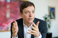 ARCHIV - 18.12.2018, Saarland, Saarbrücken: Tobias Hans (CDU), Ministerpräsident des Saarlandes, gestikuliert während eines Interviews in seinem Büro. (zu dpa «Hans: Zweite Corona-Welle nach Sommerurlaub unbedingt verhindern») Foto: Oliver Dietze/dpa +++ dpa-Bildfunk +++