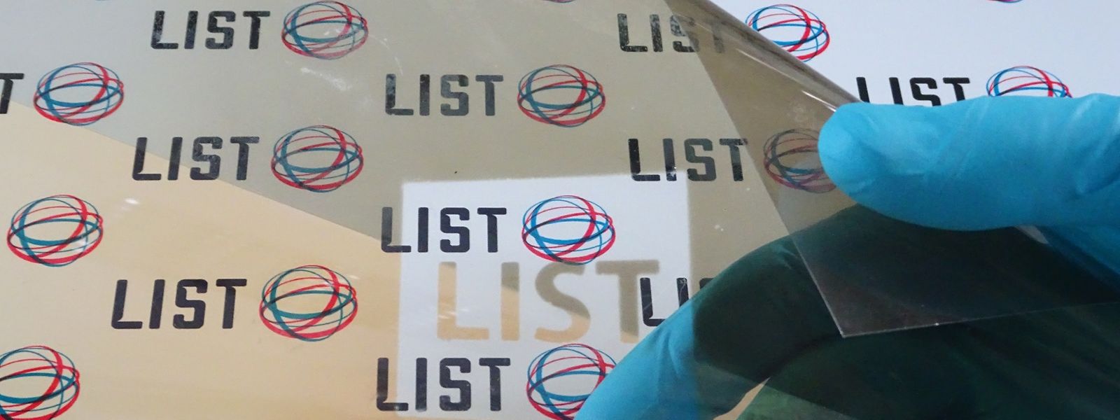 Auch neue Materialien spielen eine Rolle – wie Plastik, das mit einer photokatalytischen Dünnschicht überzogen ist.