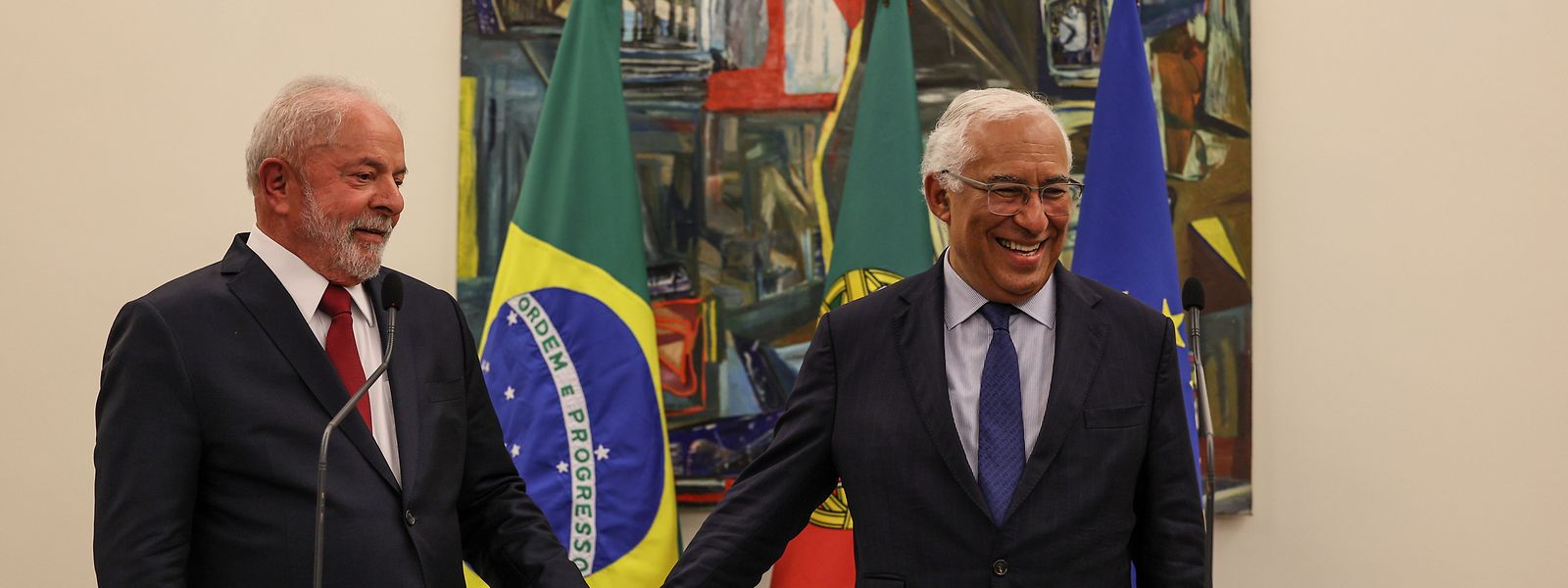 O presidente brasileiro eleito Lula da Silva durante o encontro de sexta-feira com o primeiro-ministro português António Costa.