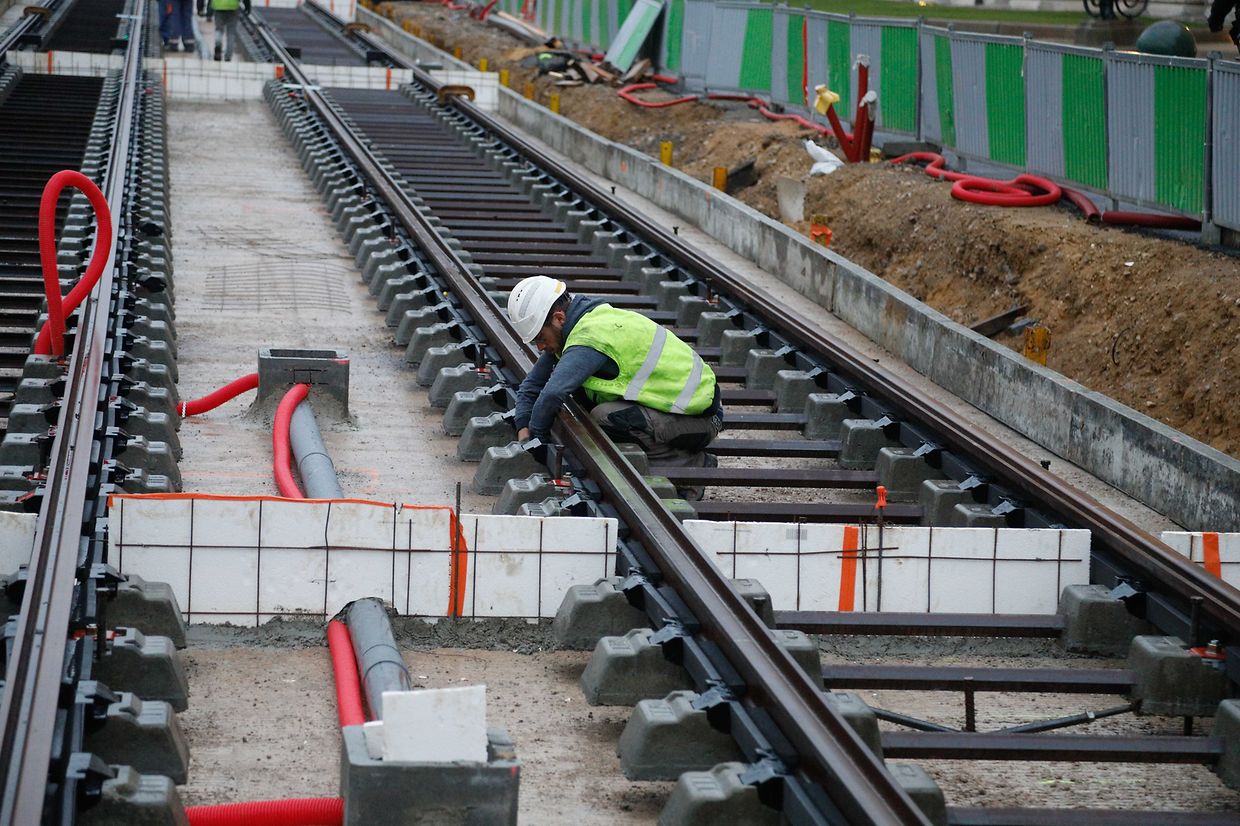 Lokales, online.fr, online.de, beim Gebäude Arcelor place des Martyrs, Legung der Schienen, Verkehr, Mobilität, Tram, öffentlicher Transport, Foto: Anouk Antony/Luxemburger Wort
