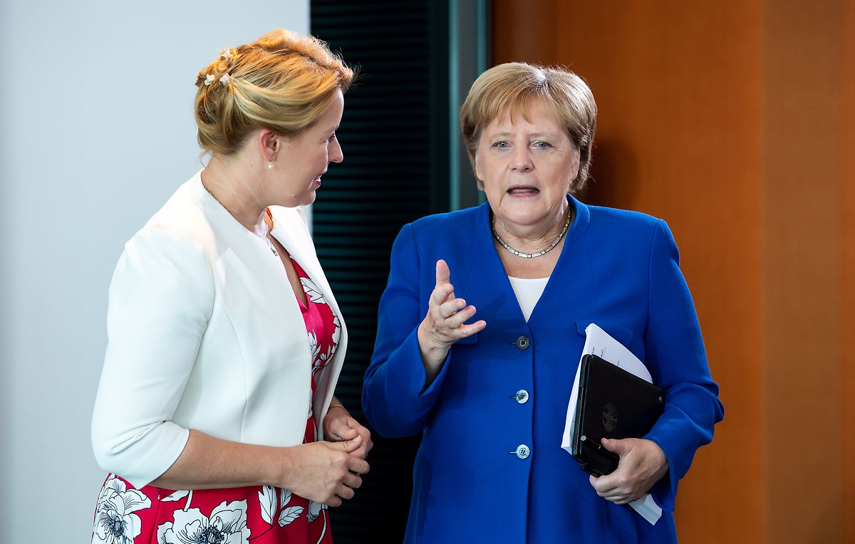 2019, Berlin: Franziska Giffey (l, SPD), Bundesfamilienministerin, und Bundeskanzlerin Angela Merkel (CDU) unterhalten sich zu Beginn der Kabinettssitzung im Bundeskanzleramt.