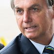 ARCHIV - 10.12.2019, Brasilien, Brasilia: Jair Bolsonaro, Präsident von Brasilien, begrüßt seine Anhänger vor der Präsidentenresidenz in Brasilia. Bolsonaro hat das Coronavirus erneut verharmlost und die Ausgangsbeschränkungen kritisiert. Foto: Antonio Cruz/Agencia Brazil/dpa +++ dpa-Bildfunk +++