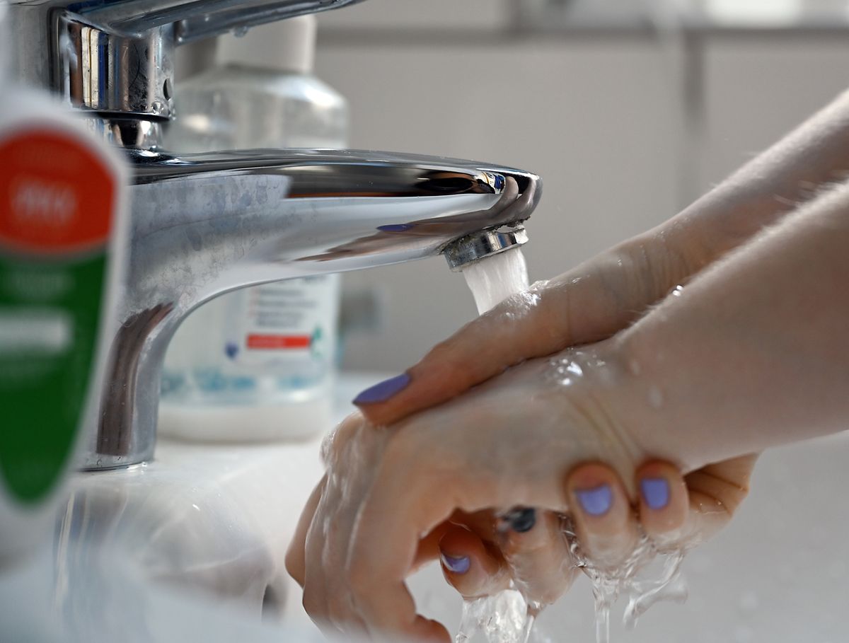 Gründlich Hände waschen: Hersteller von Sprays, Tüchern und Gels zur Desinfektion sind gefragt.
