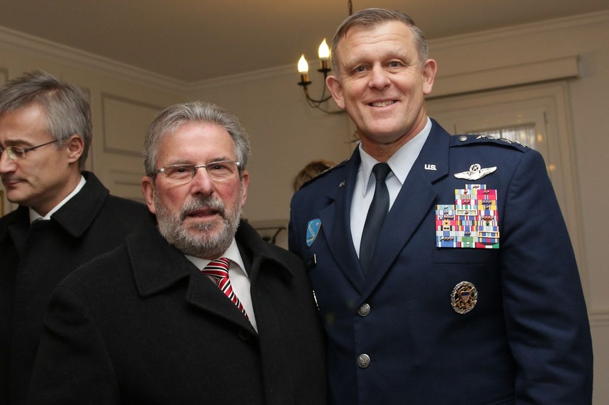 Parlamentspräsident Mars Di Bartolomeo mit General Frank Gorenc.