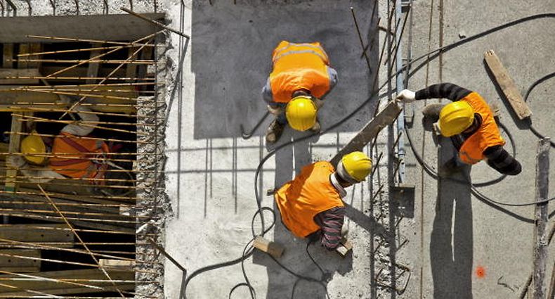 Na construção e indústria, a taxa de postos de trabalho vagos é de 0,9%, enquanto nos serviços é de 2,2%.
