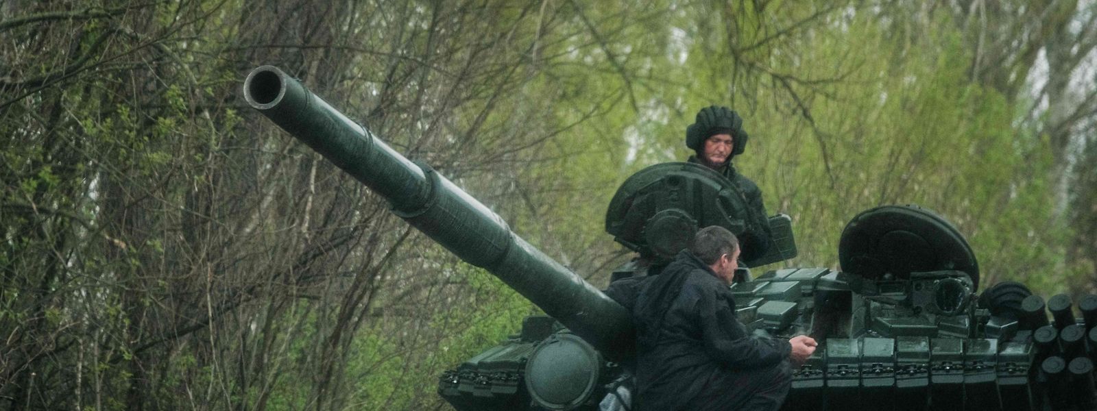 Soldados ucranianos num tanque perto de Lyman, no leste da Ucrânia.