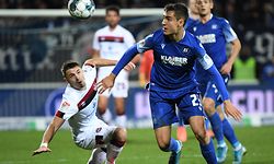 28.02.2020, Baden-Württemberg, Karlsruhe: Fußball: 2. Bundesliga, Karlsruher SC - 1. FC Nürnberg, 24. Spieltag im Wildparkstadion. Der Karlsruher Dirk Carlson (r) und der Nürnberger Nikola Dovedan kämpfen um den Ball. Foto: Uli Deck/dpa - WICHTIGER HINWEIS: Gemäß den Vorgaben der DFL Deutsche Fußball Liga bzw. des DFB Deutscher Fußball-Bund ist es untersagt, in dem Stadion und/oder vom Spiel angefertigte Fotoaufnahmen in Form von Sequenzbildern und/oder videoähnlichen Fotostrecken zu verwerten bzw. verwerten zu lassen. +++ dpa-Bildfunk +++