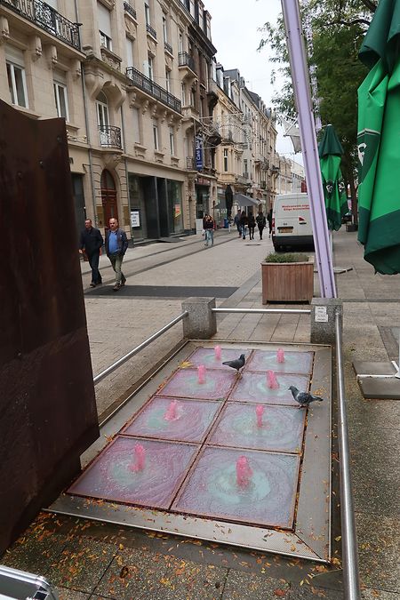 Die Stadt hatte sich sehr auf Halloween gefreut. Sogar die Wasserspiele in der Stadtmitte waren im Vorfeld von der Stadt mit rotem Wasser versehen worden.
