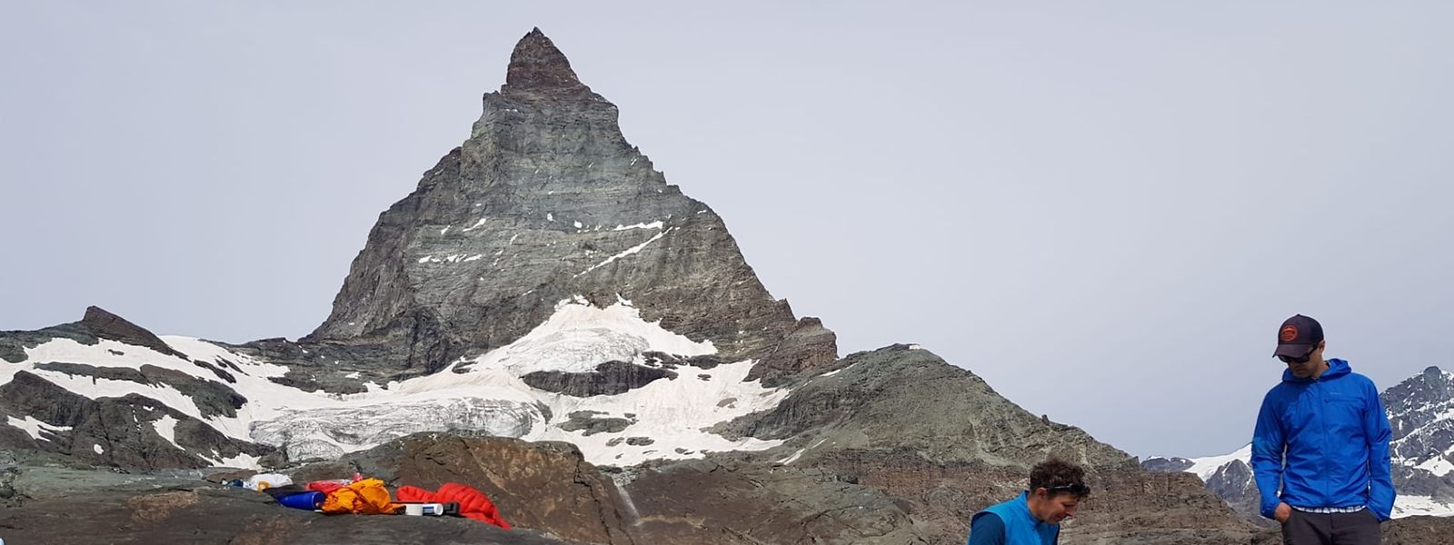 Schweiz, Matterhorn: Wissenschaftler arbeiten bei der Installation eines Seismiksensors im Gletschervorfeld des Matterhorns.