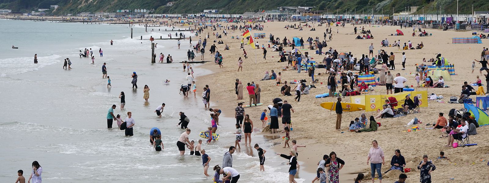 Menschen genießen das Wetter am Strand von Bournemouth im Süden Englands. Die Pandemie ist gefühlt sehr weit weg.