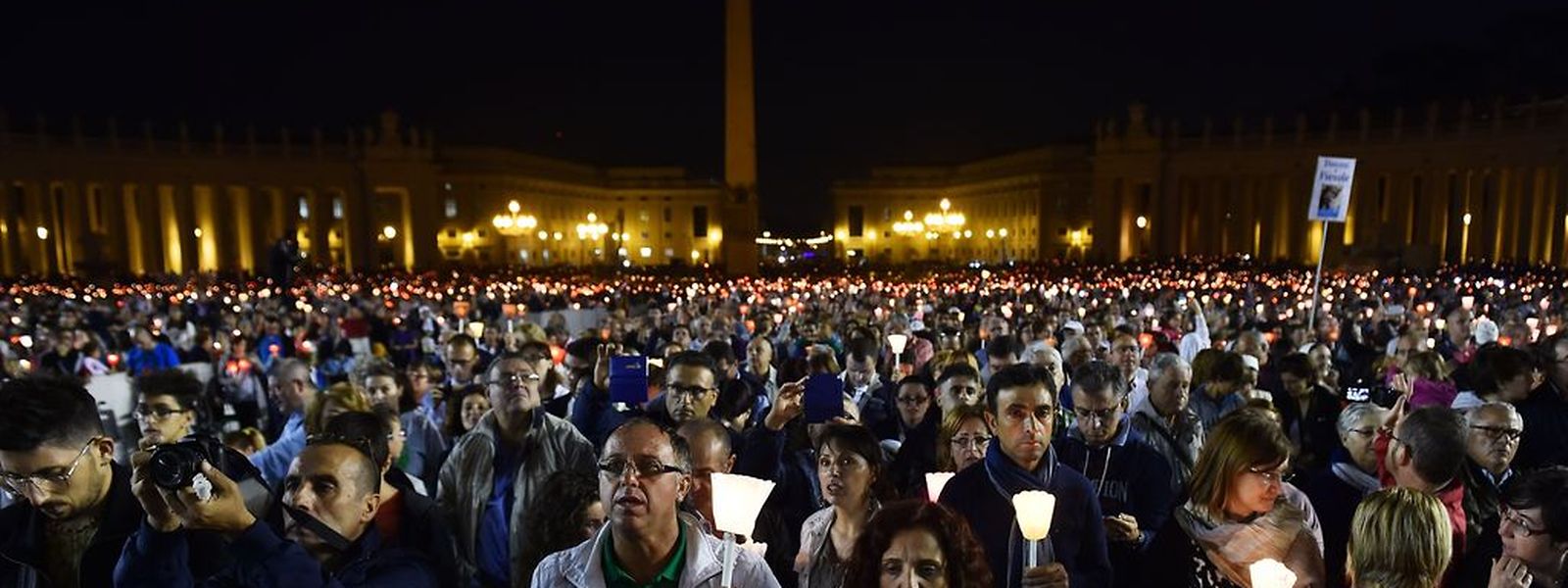 Vor der Eröffnung der Synode traf der Papst mit zehntausenden Gläubigen zur einer abendlichen Gebetsstunde auf dem Petersplatz zusammen.