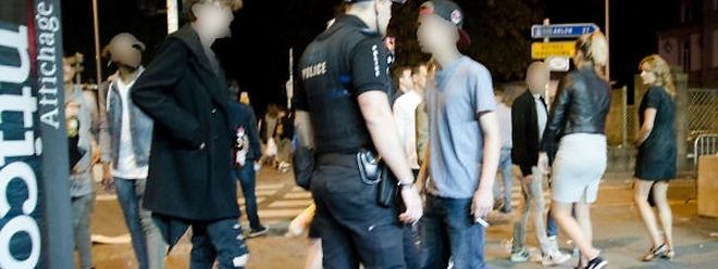 Der Platzverweis ist eine polizeiliche Maßnahme, die es unter vorgegebenen Umständen erlaubt, einer bestimmten Person für eine befristete Zeit zu verbieten, einen bestimmten Ort zu betreten oder sich dort aufzuhalten.