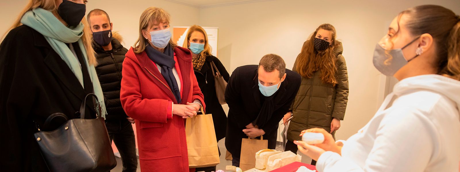 Bürgermeisterin Lydie Polfer (Mitte) und Schöffe Serge Wilmes (rechts) im Pop-up-Shop. 
