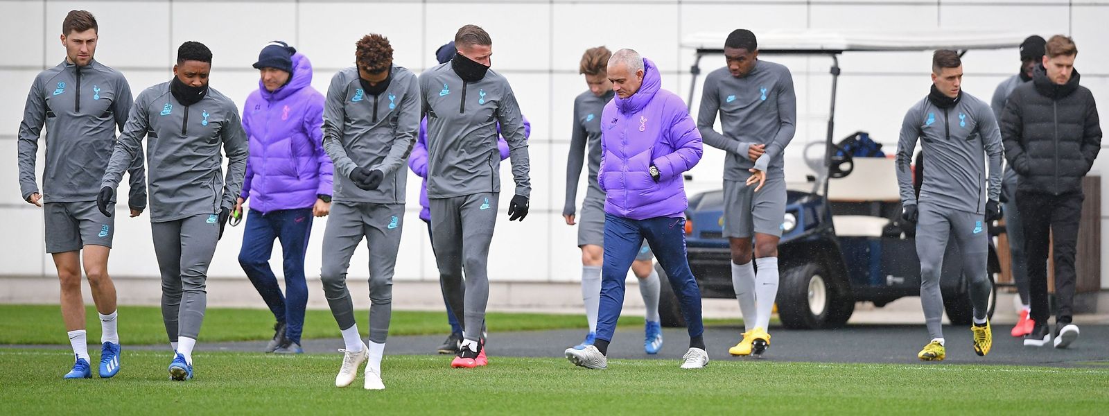 Dicke Luft: Das Verhältnis zwischen Trainer José Mourinho (Mitte) und seinen Spielern ist dieser Tage nicht das beste.