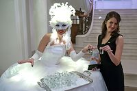 Russian Charity Ball 2020 im Cercle Municipal. Ein jeder Gast wurde mit einem Glas Wodka begüßt.  (Foto: Alain Piron)