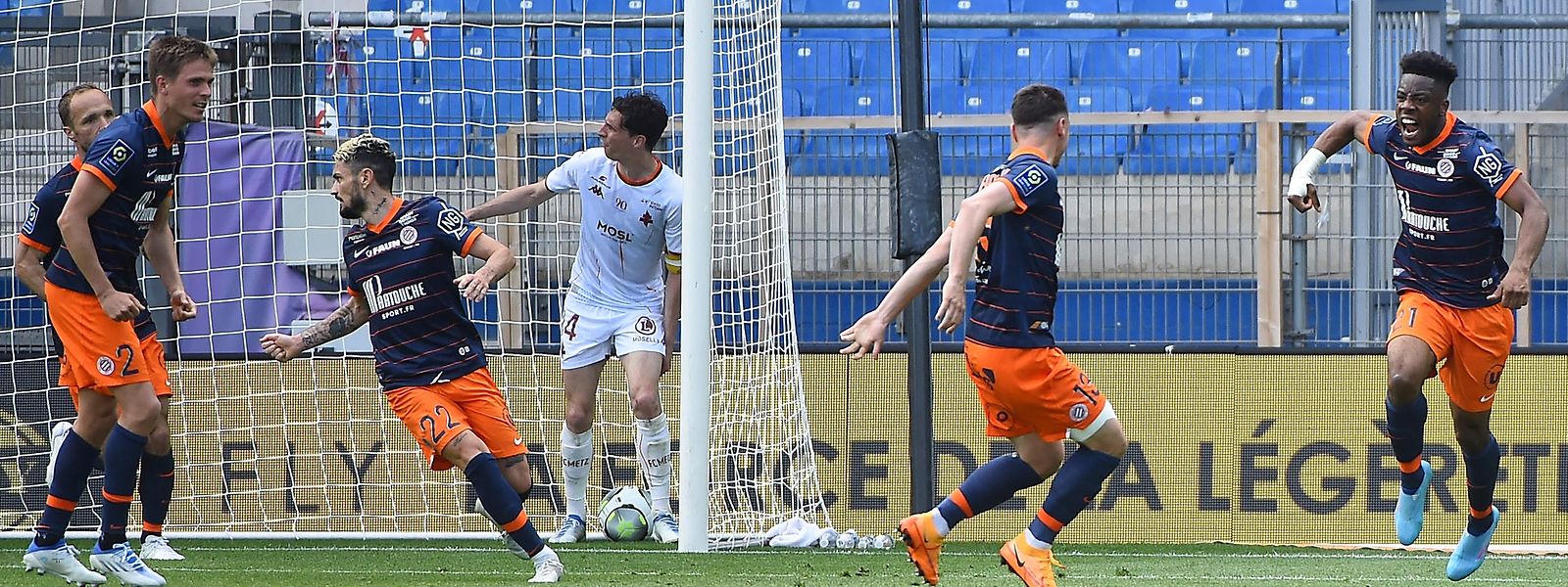 Montpelliers Angreifer Elye Wahi (r.) feiert seinen Treffer zum 2:2-Ausgleich in der Nachspielzeit gegen Metz.