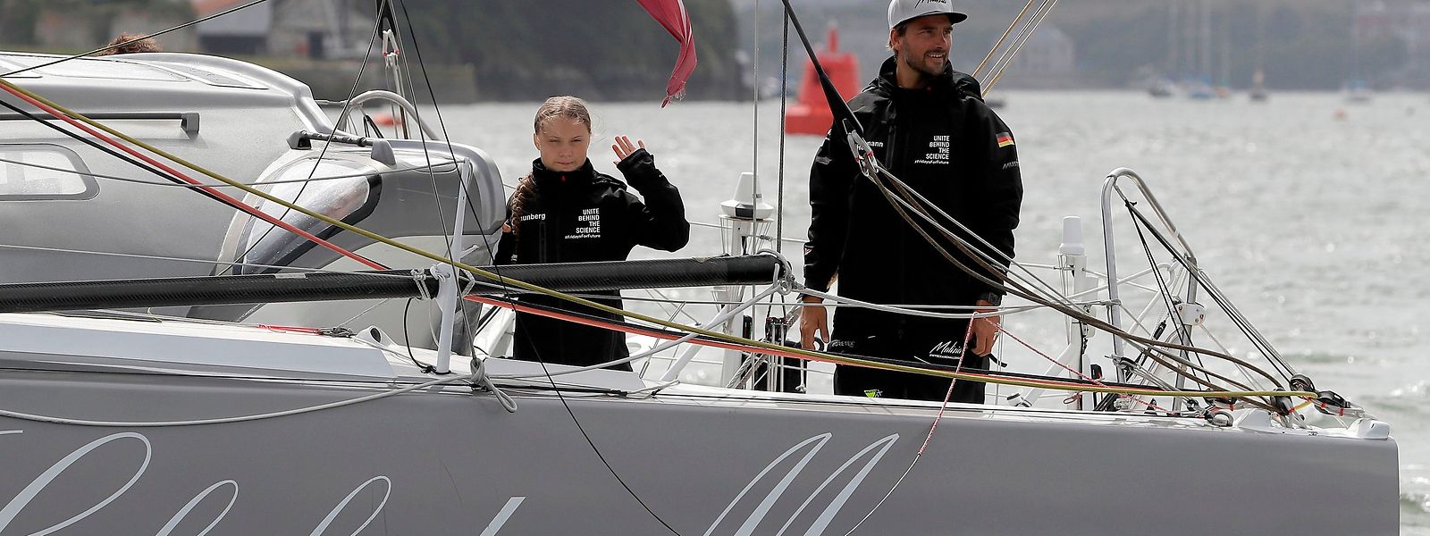 Greta Thunberg (L) und Skipper Boris Herrmann beim Start der Überquerung.
