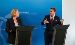 (de g. à d) Paulette Lenert, ministre de la Santé ; Xavier Bettel, Premier ministre, ministre d'État