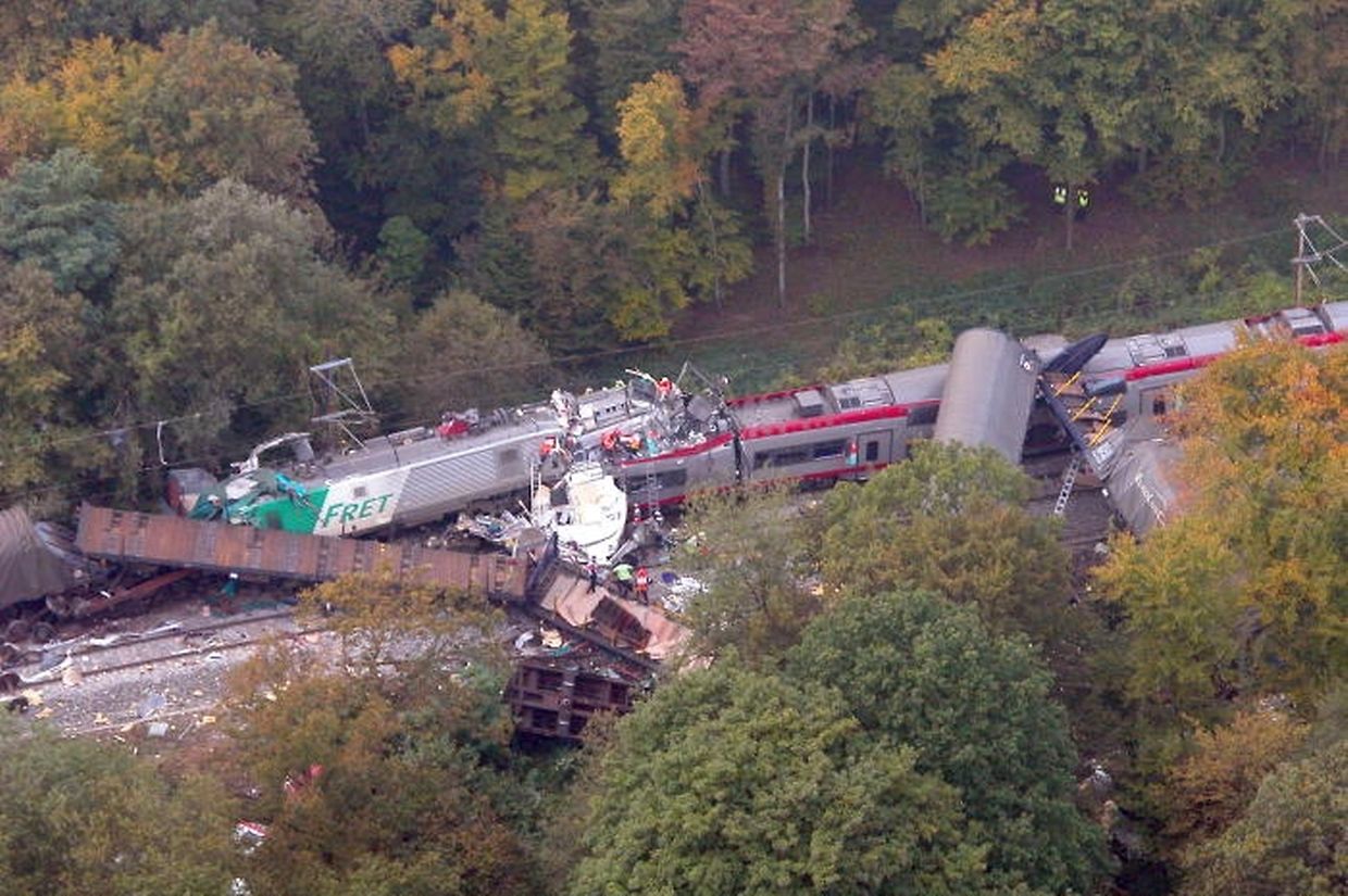 Ce jour-là, le premier chef de circulation termine son service à 11 heures 30 et n'attend pas son remplaçant qui est en retard pour l'informer qu'un train de marchandises se dirige vers le Luxembourg. 