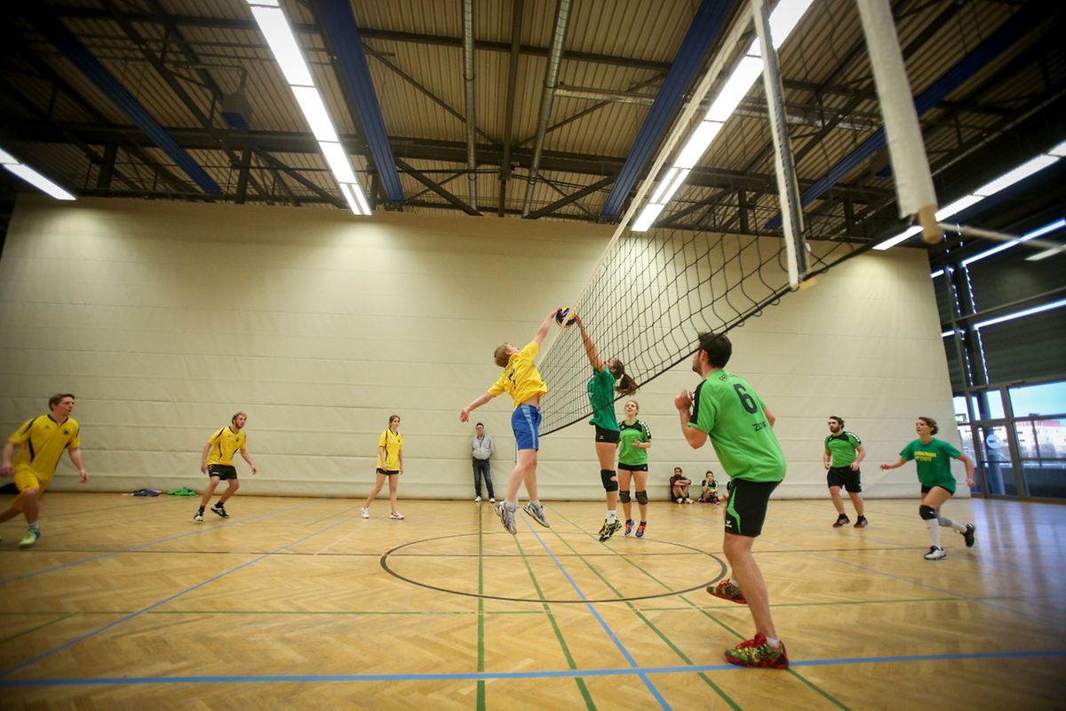 Aachen (gelb) gegen Freiburg (grün).