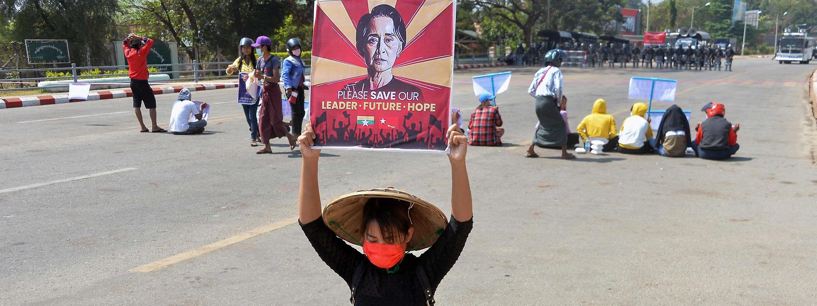 Eine Demonstrantin hält während einer Demonstration gegen das Militärregime in Naypyidaw ein Schild hoch, auf dem die Freilassung der entmachteten und inhaftierten Regierungschefin Aung San Suu Kyi gefordert wird.